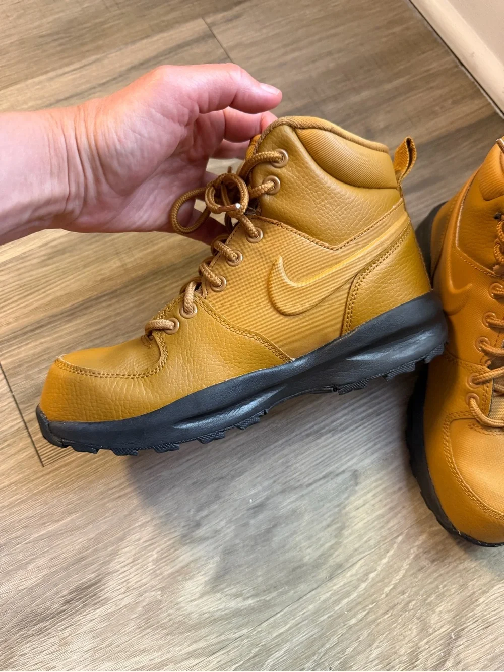 Nike Kids Tan/Gold Mid-Top Outdoor Boots
